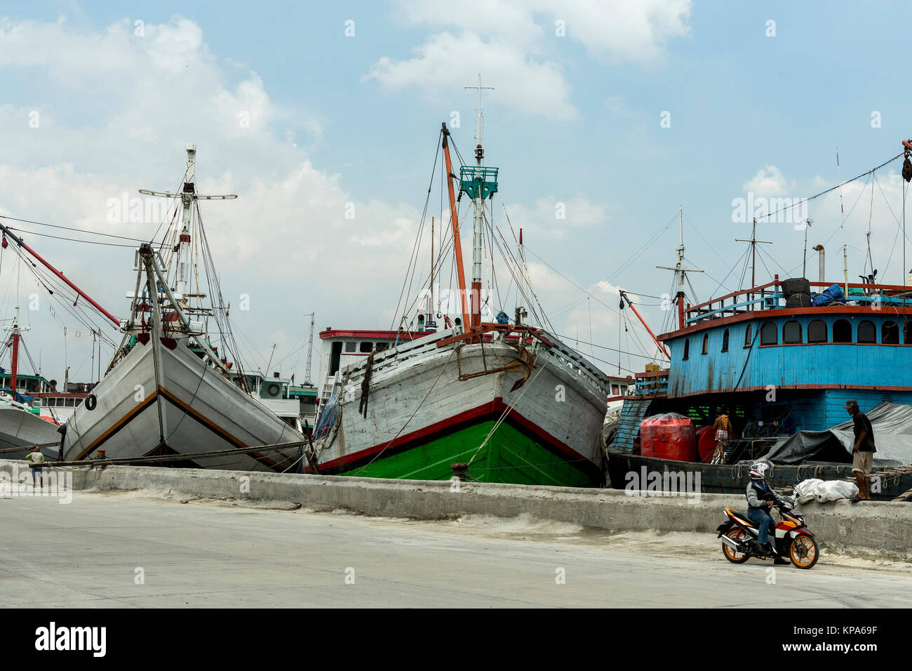 Sunda Kelapa vecchio porto con barche da pesca, nave e dock di Jakarta, Indonesia. Foto Stock