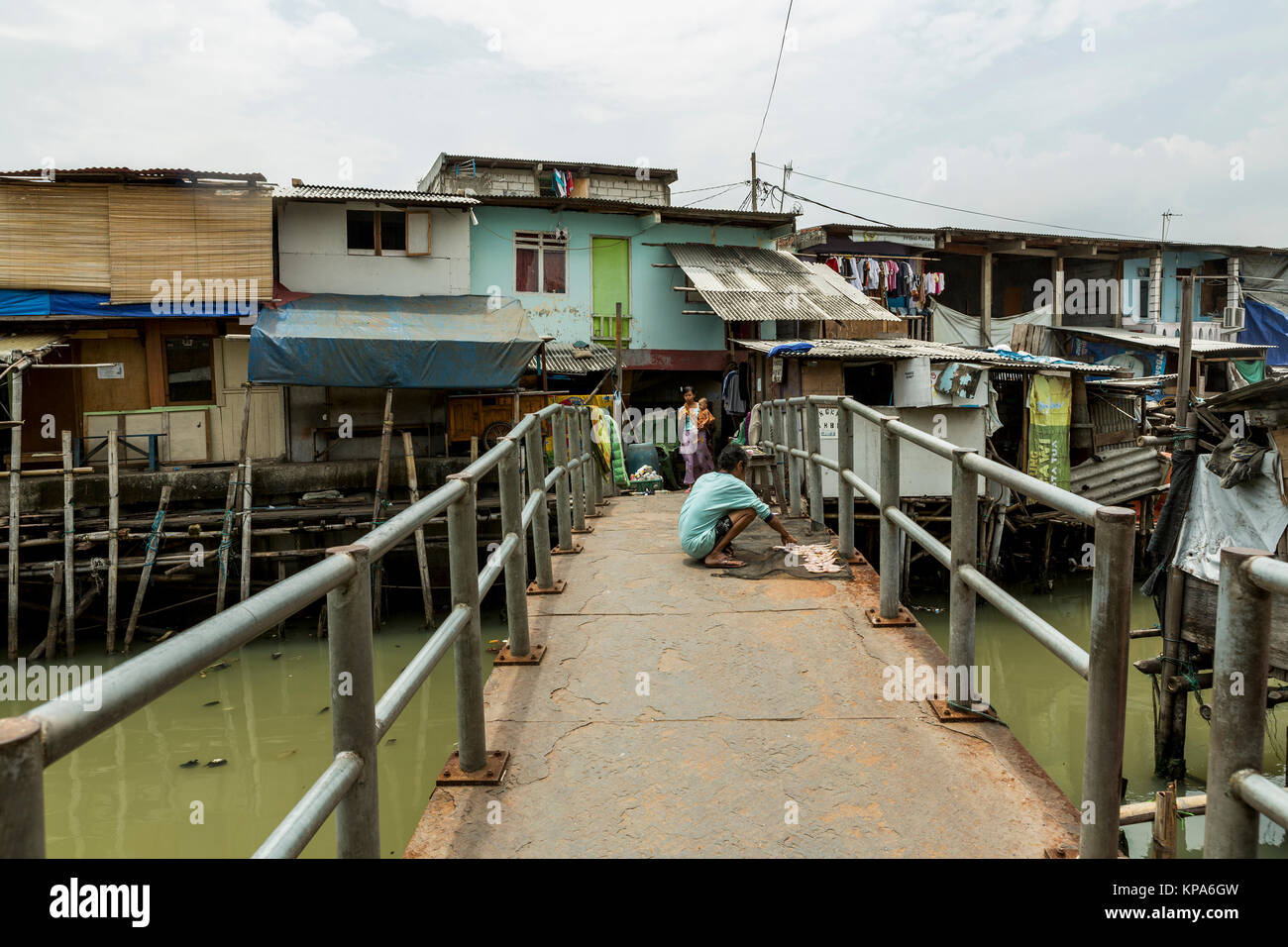 Jakarta, Indonesia - 16 Marzo 2016: Sunda Kelapa vecchio porto con barche da pesca, nave e dock di Jakarta, Indonesia. Foto Stock