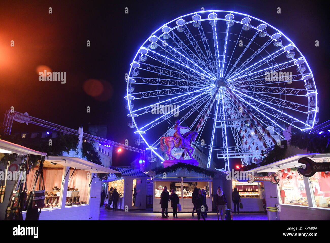 Illuminata ruota panoramica Ferris a notte nel centro di Orléans, Francia Foto Stock