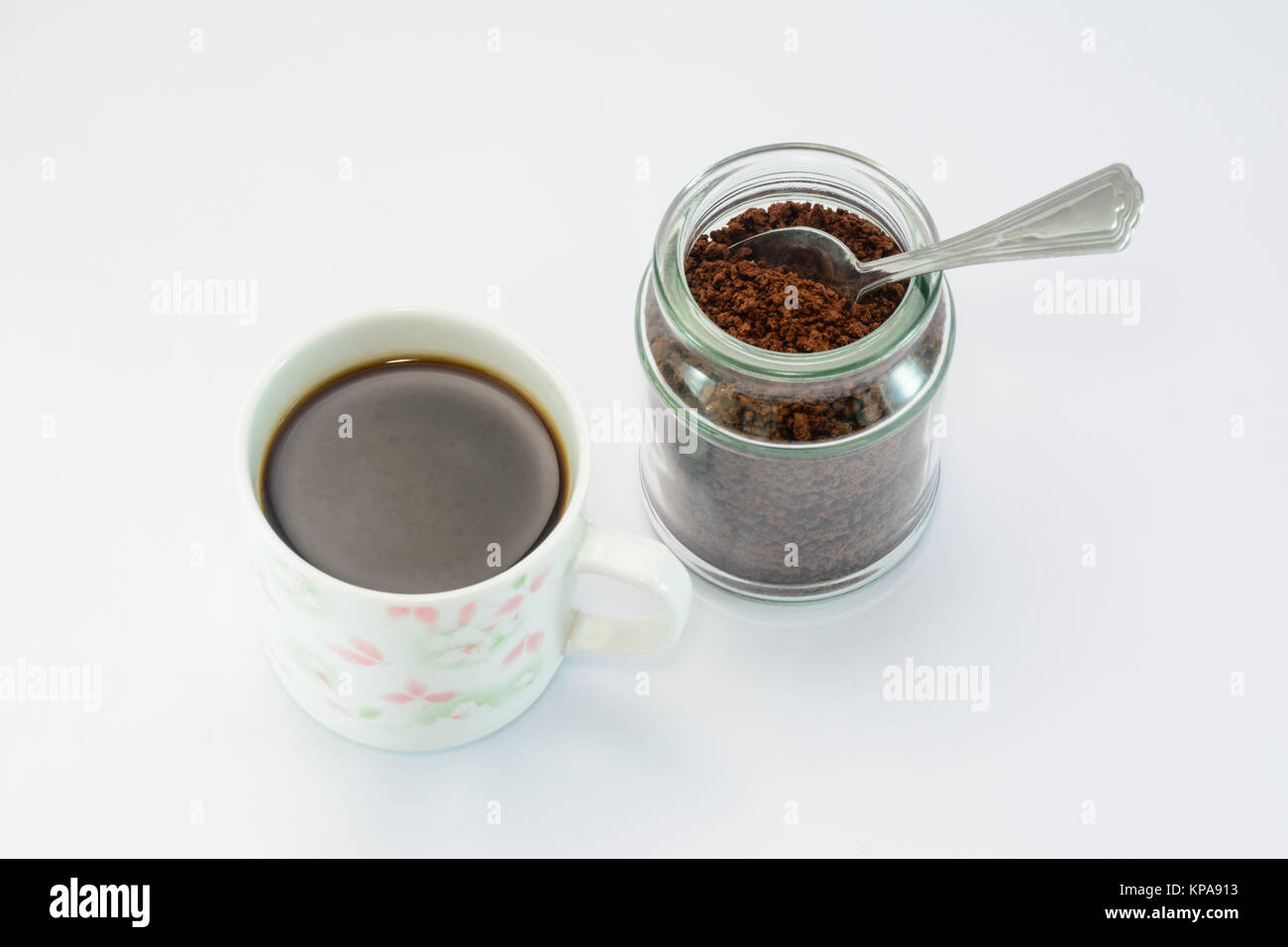 Una tazza di caffè e bottiglia, sfondo isolato Foto Stock