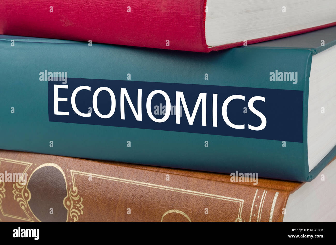 Un libro con il titolo economia scritto sul dorso Foto Stock