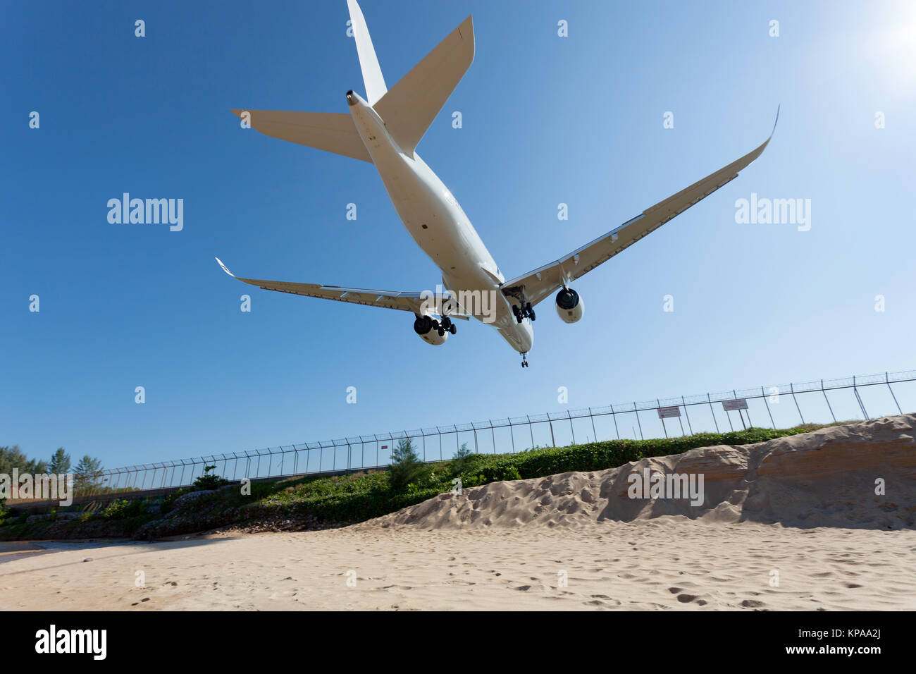 Area riservata recinto e passeggero atterraggio aereo bel cielo azzurro sfondo Foto Stock