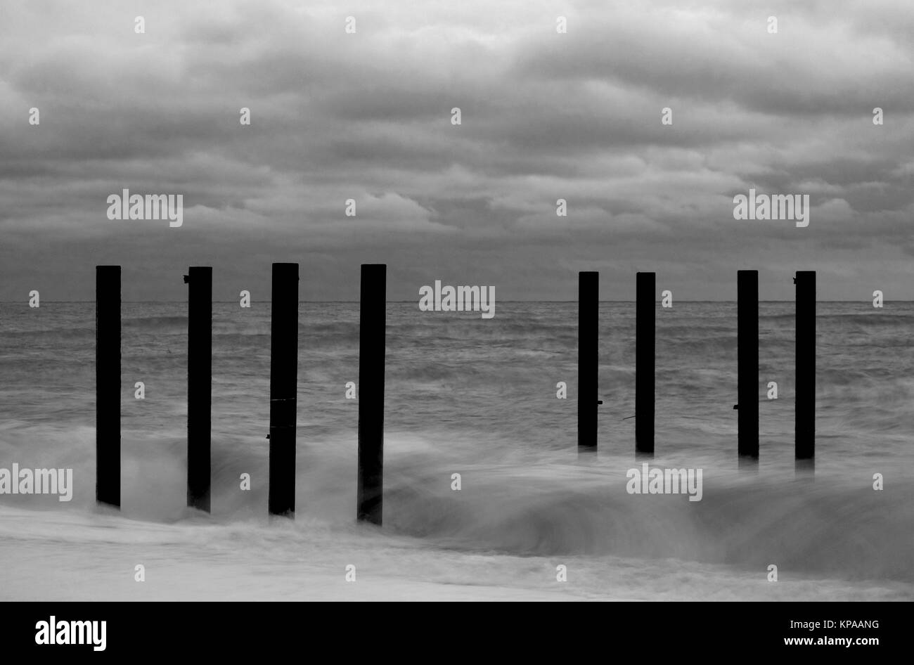 Ultimo rimanenti pilastri di sostegno del Molo Ovest di Brighton Regno Unito. Fotografato in bianco e nero in un giorno di tempesta. Foto Stock