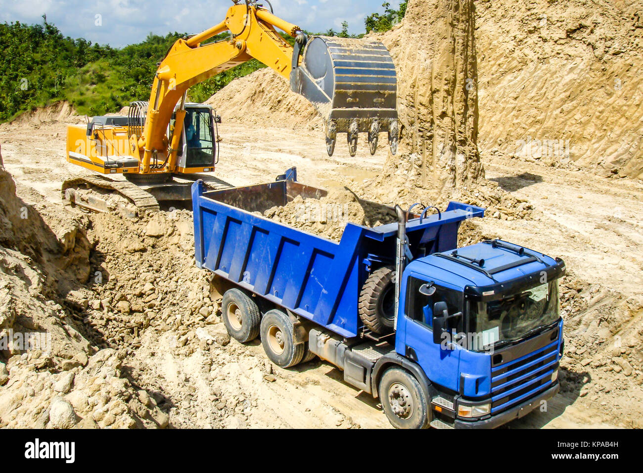 Escavatore e carrello nella costruzione di strada, lavoro di campagna del Myanmar Foto Stock