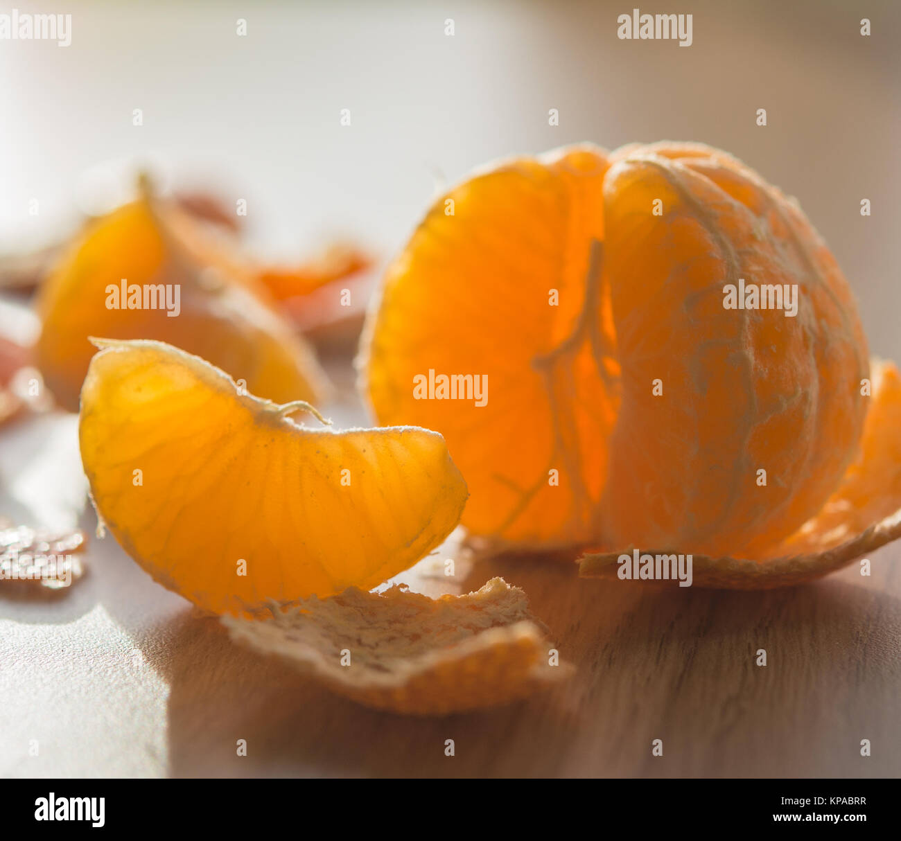 Sbucciate tangerine e retroilluminato di segmento dal sole Foto Stock