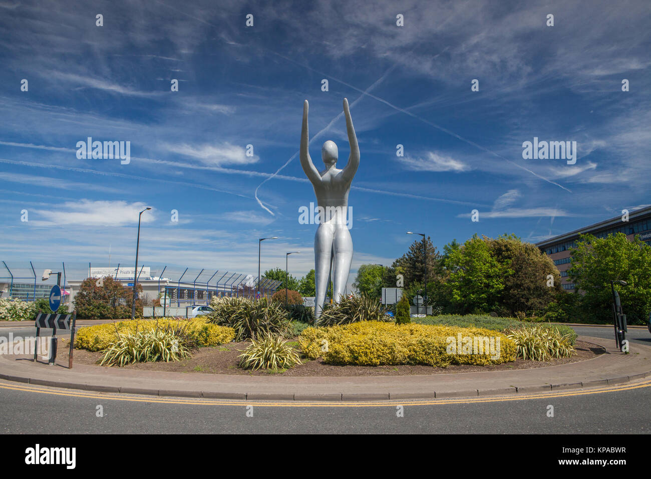 Una statua di bronzo di Athena per artista Nasser Azam vicino al London City Airport in Silvertown, a est di Londra. È la più grande scultura in bronzo nel Regno Unito. Foto Stock
