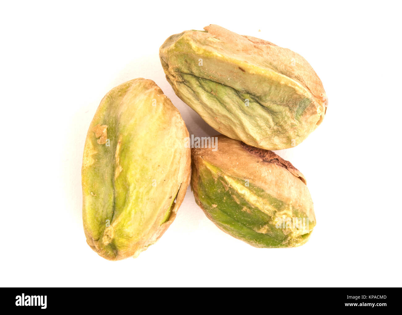 Vista macro di tre pezzi di pistacchio kernel Foto Stock