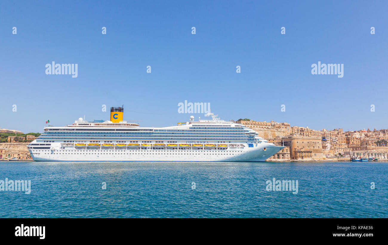 La Costa Magica, una nave da crociera della Costa Crociere Cruise Line,  ormeggiata accanto ai tradizionali edifici in Grand ha Foto stock - Alamy