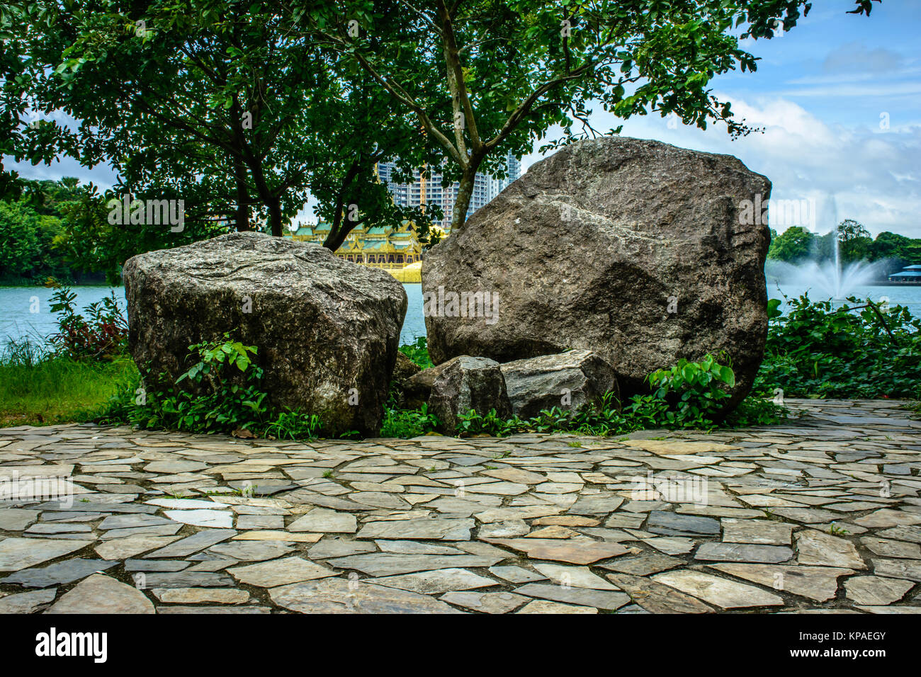 Grosse pietre e bel posto nel parco Foto Stock
