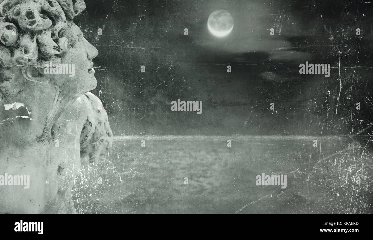 Una statua di fantasia in un peeling sfondo in bianco e nero Foto Stock