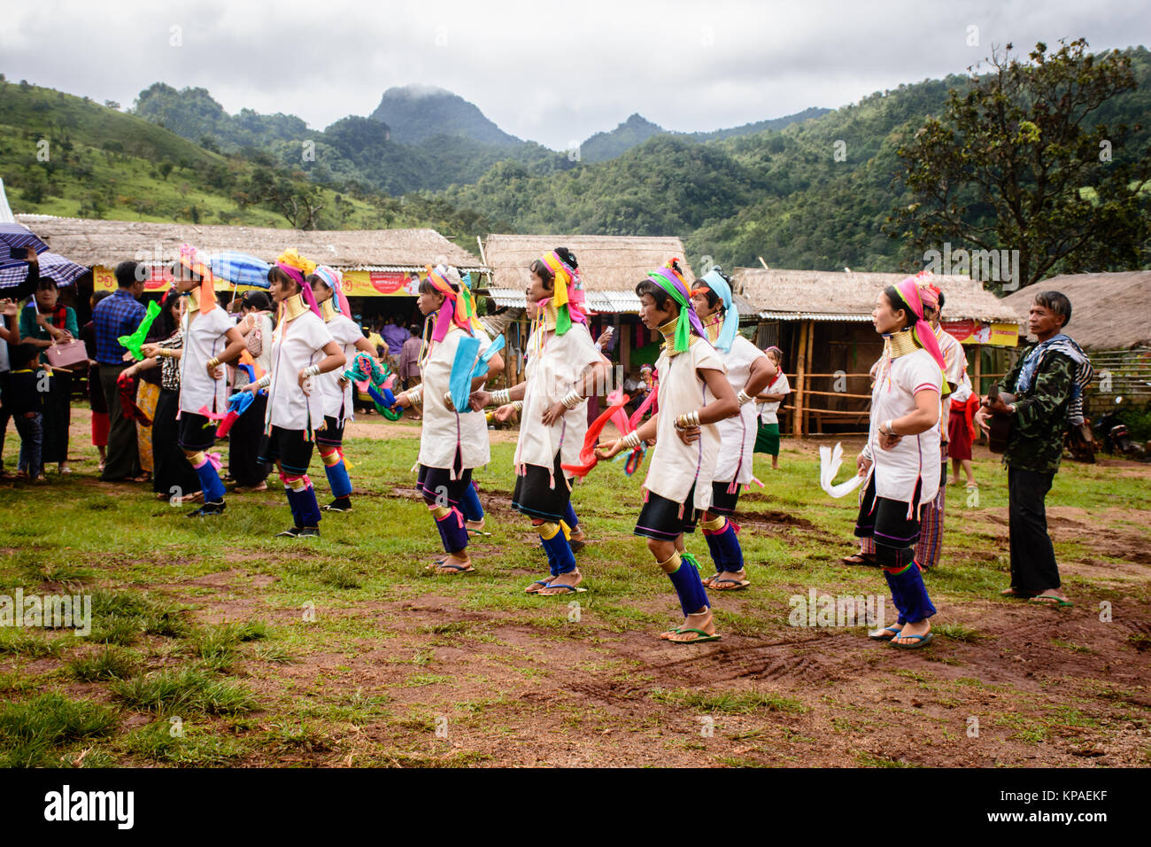 Tribù Kayan, Kayan danza nel villaggio Kayan, Stato Kayah, Myanmar, Ott-2017 Foto Stock