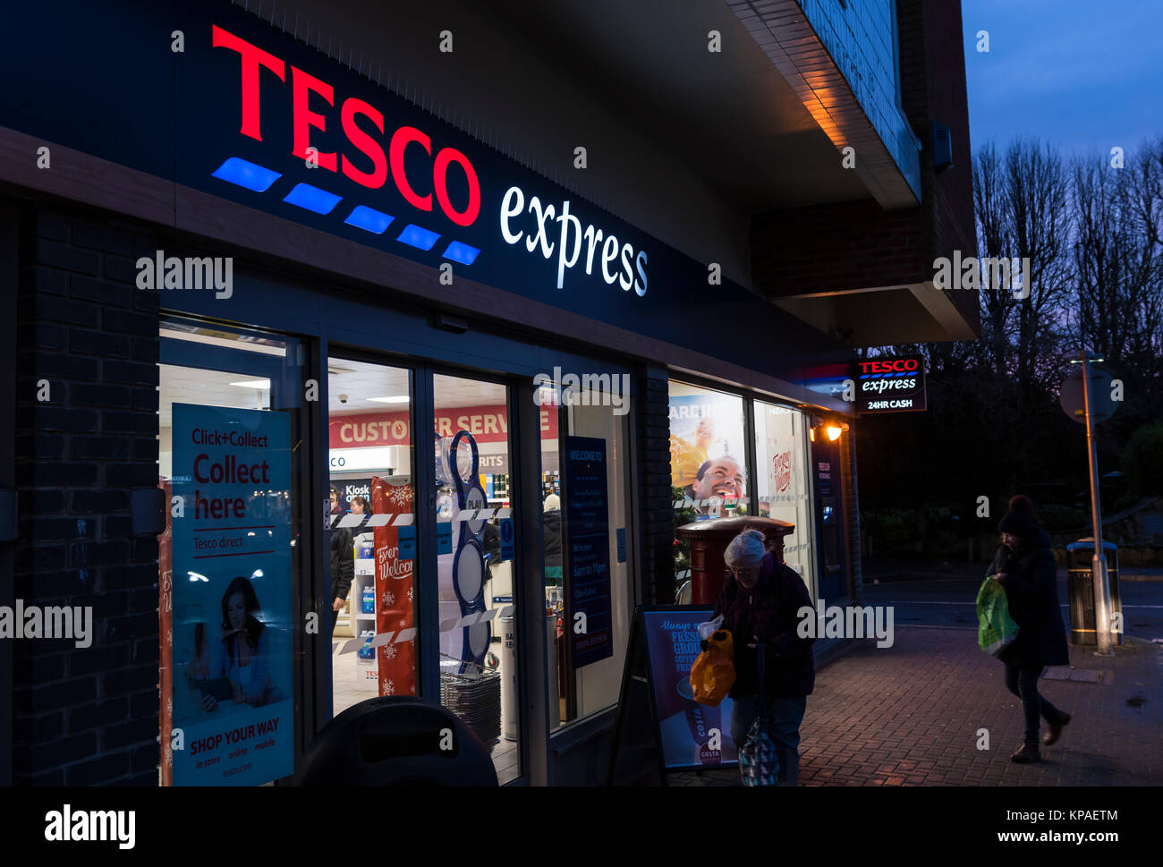 Tesco Express shop, un British fruttivendolo, aperto la sera in inverno in Rustington, West Sussex, in Inghilterra, Regno Unito. Foto Stock