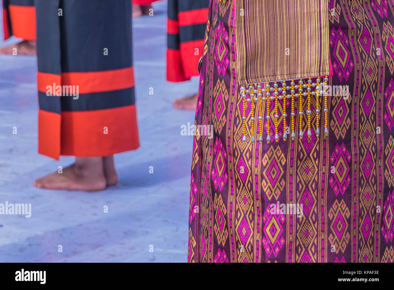 Texture di superficie di seta tailandese Thai,giovane donna cerimonia di culto di sacrificio. Foto Stock