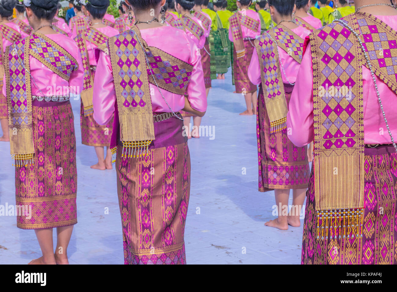 Texture di superficie di seta tailandese Thai,giovane donna cerimonia di culto di sacrificio. Foto Stock