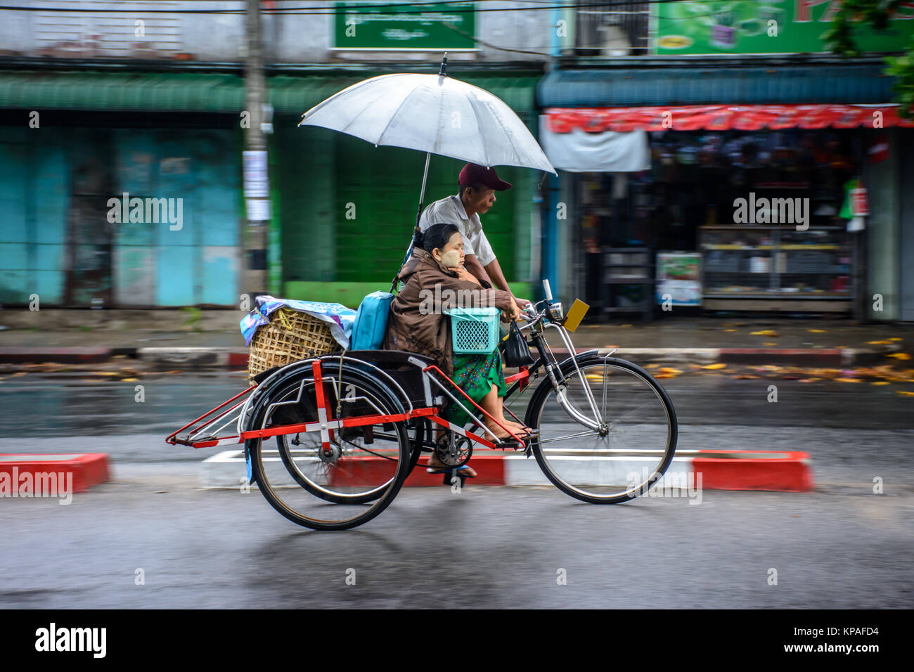 Il passeggero è in sella rickshaw sulla strada Foto Stock