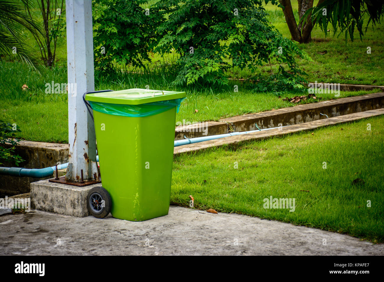 Cestino di mettere le cose inutilizzate e garbage Foto Stock