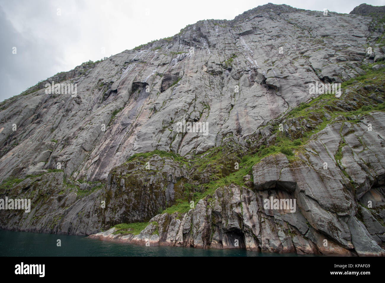 L'enorme parete di montagna in Trollfjorden della contea del Nordland, Norvegia. La parete del monte si trova a circa 500 metri dal fiordo verso l'alto. Foto Stock