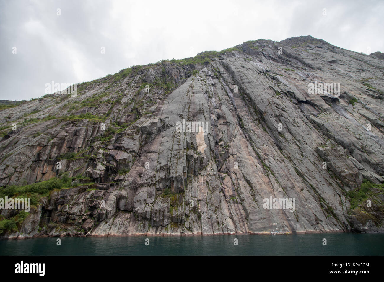 L'enorme parete di montagna in Trollfjorden della contea del Nordland, Norvegia. La parete del monte si trova a circa 500 metri dal fiordo verso l'alto. Foto Stock