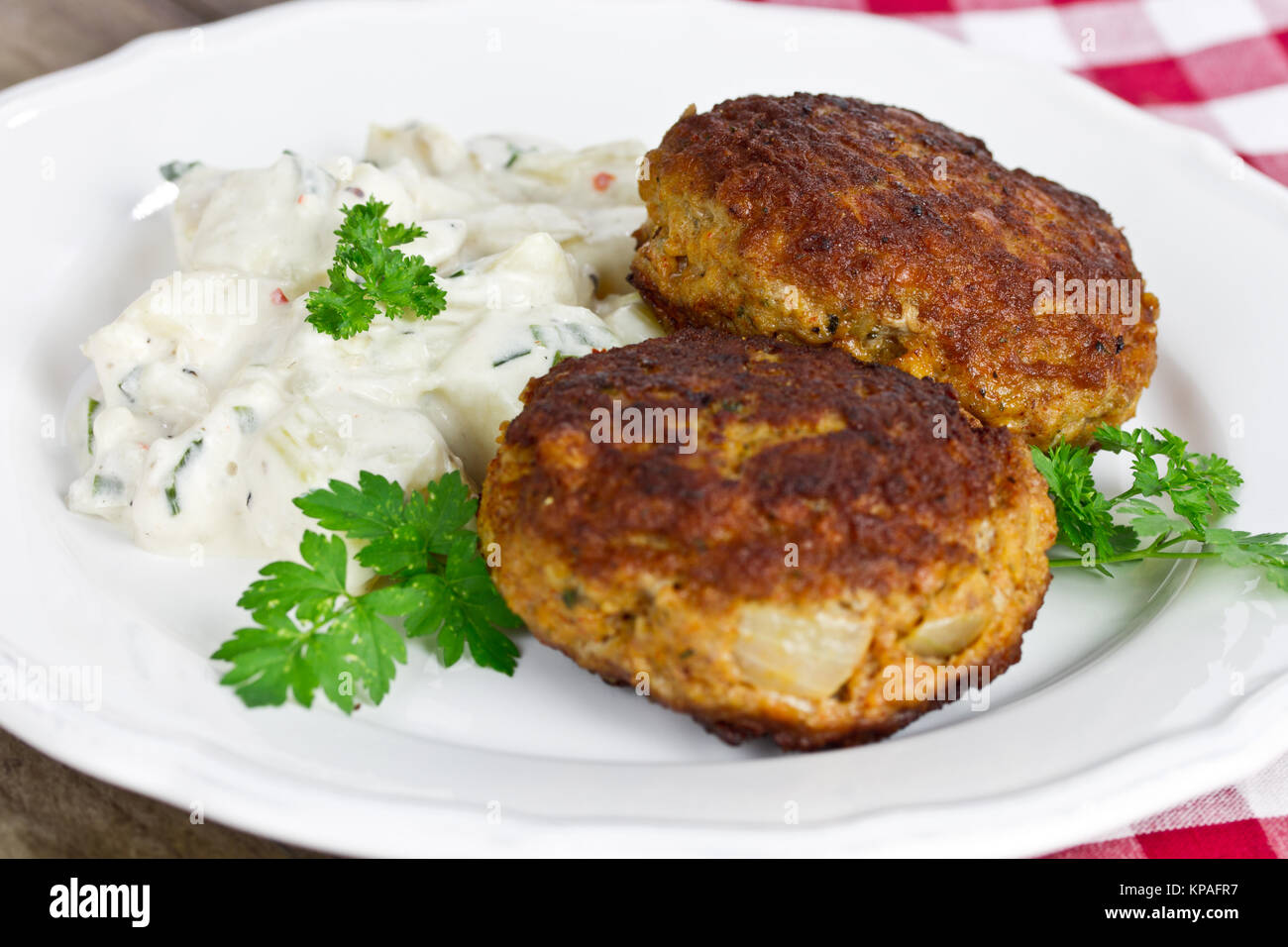 Le polpette di carne e insalata di patate Foto Stock