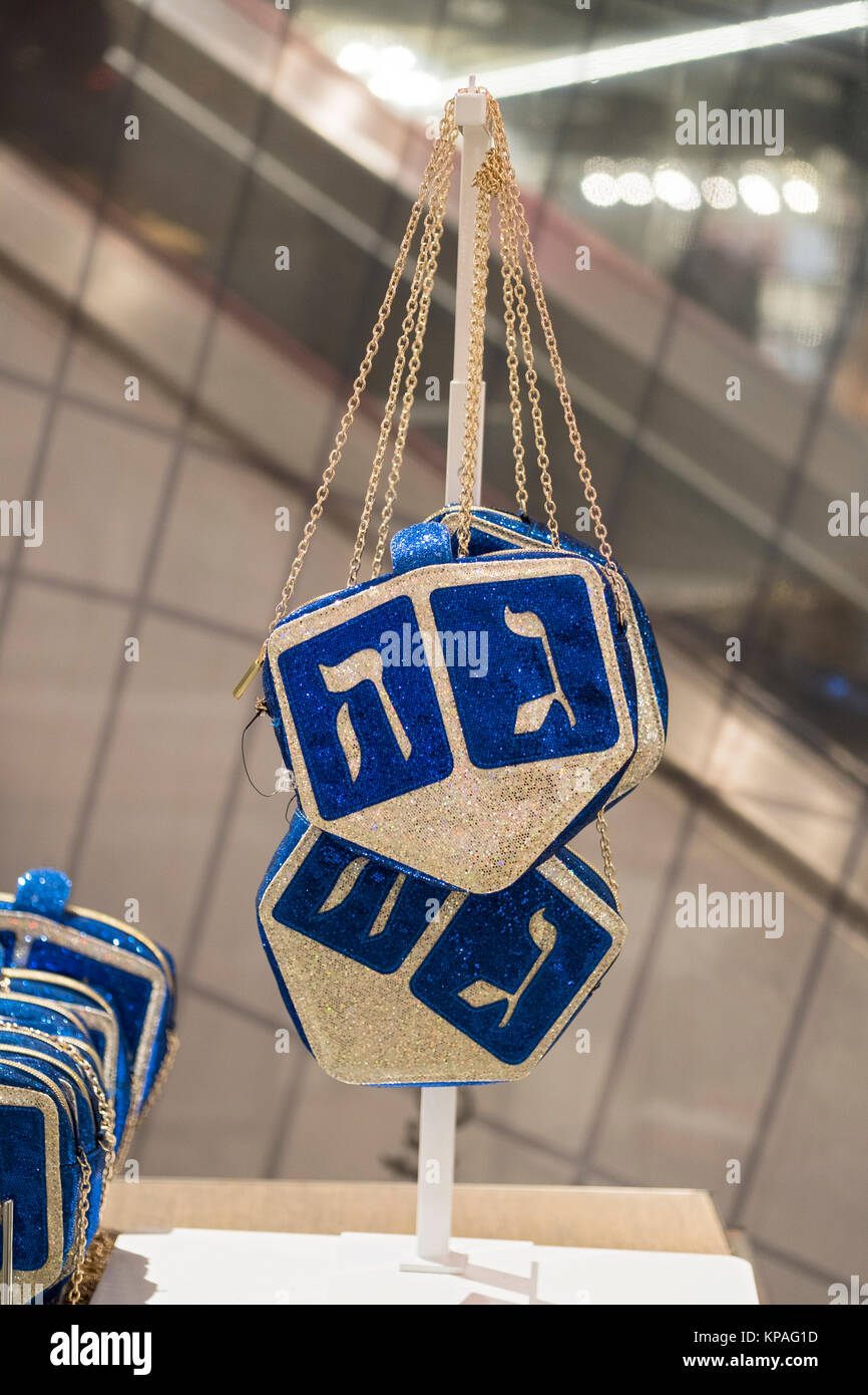 Piccole borsette replica di una Chanukkah dreidel in vendita in Macy's, l'Herald Square, New York City. Foto Stock