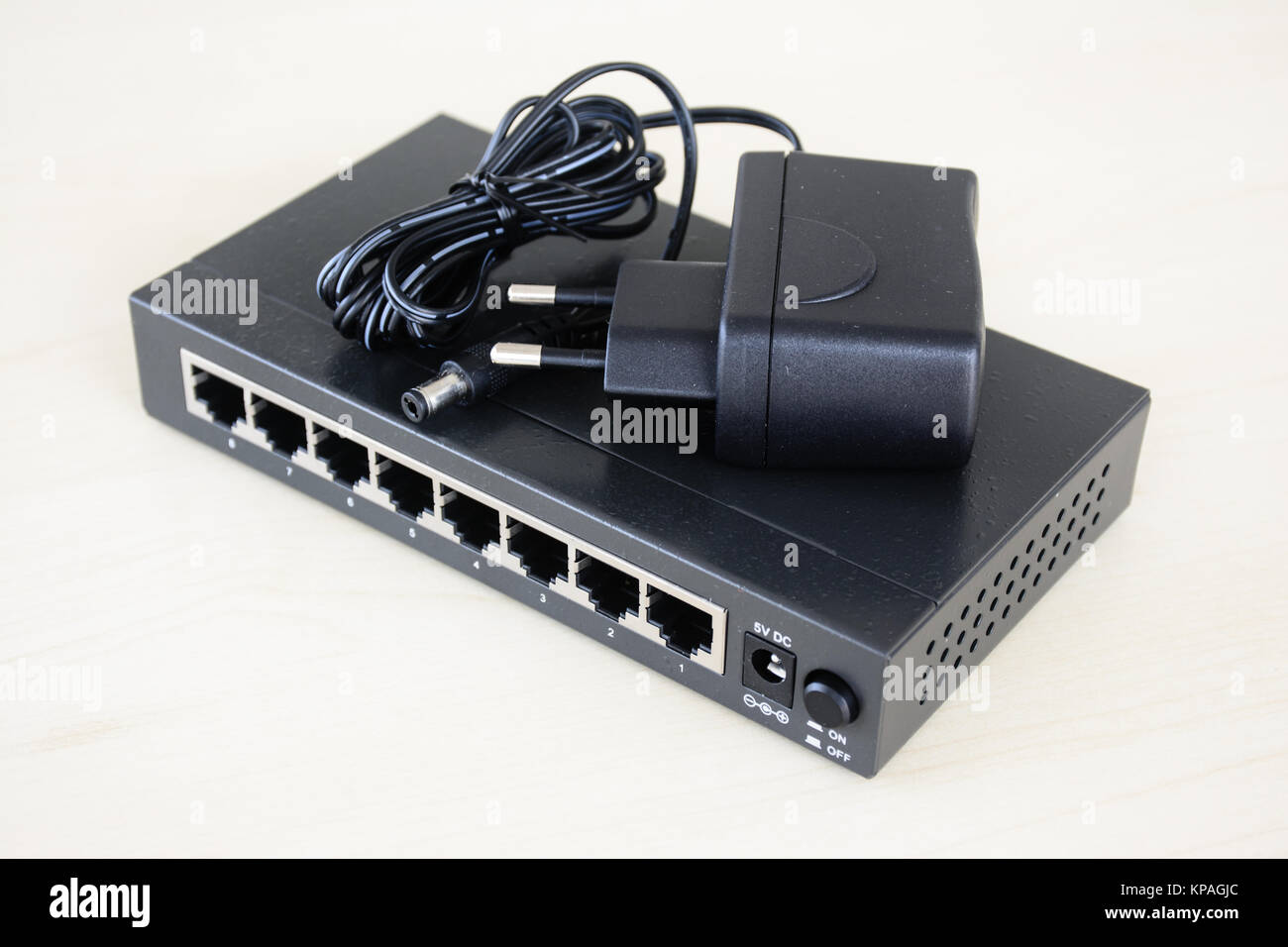8 porte switch con adattatore di alimentazione isolata in background Foto Stock