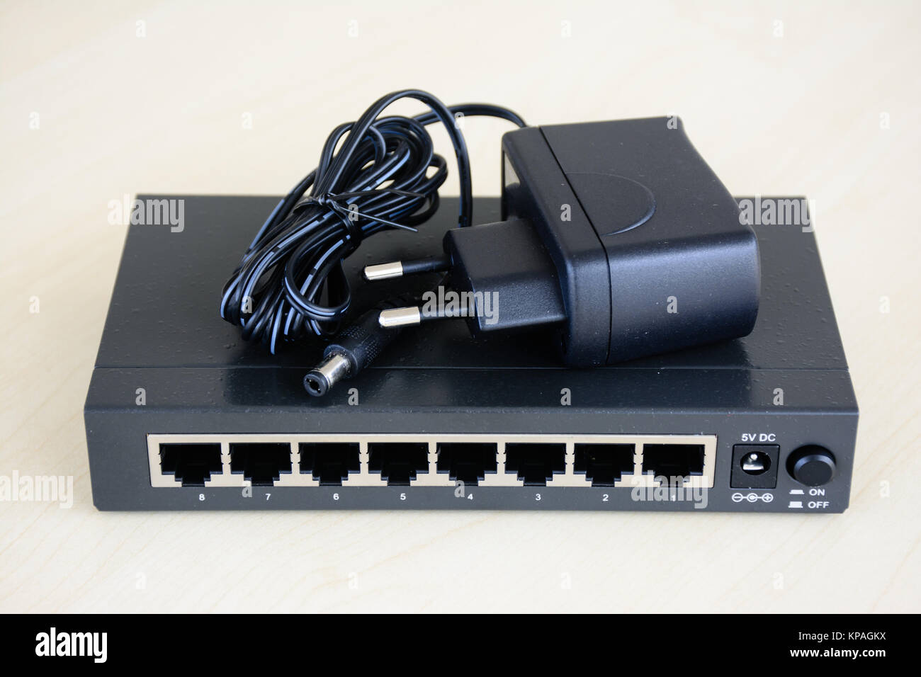 8 porte switch con adattatore di alimentazione isolata in background Foto Stock