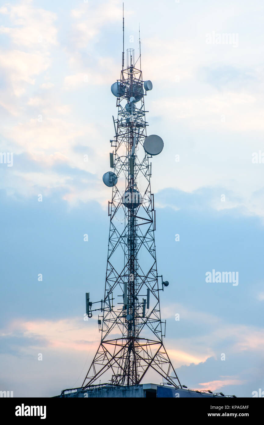 Mobile torre telecom con cielo blu Foto Stock