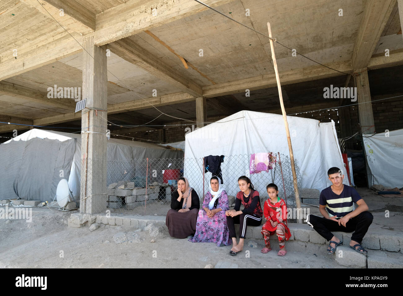 Yezidi curdi profughi vivono in un edificio in rovina in Deraboun vicino al confine con l'Iraq e la Turchia e il Kurdistan Regione autonoma, in Iraq Foto Stock
