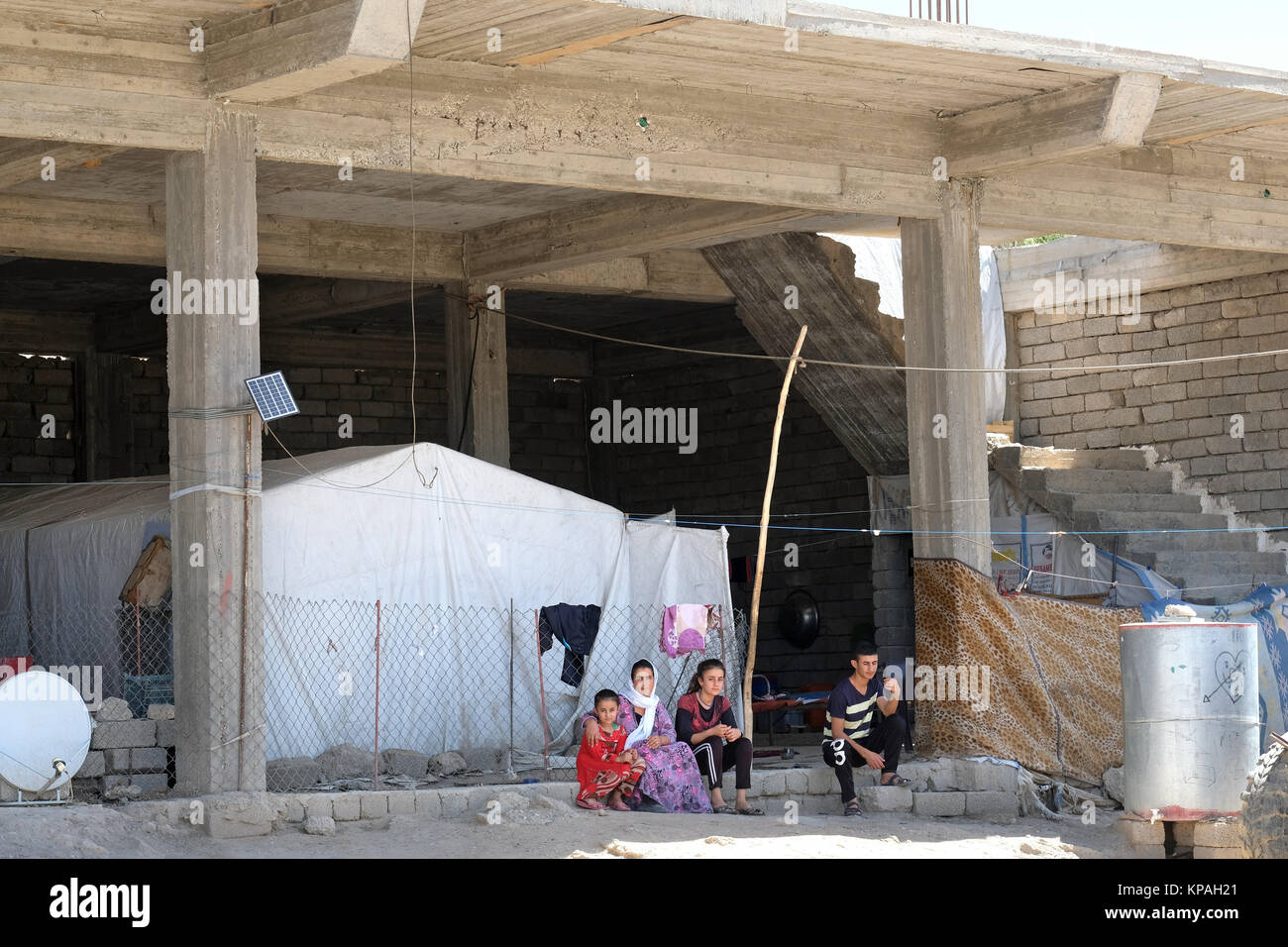 Yezidi curdi profughi vivono in un edificio in rovina in Deraboun vicino al confine con l'Iraq e la Turchia e il Kurdistan Regione autonoma, in Iraq Foto Stock