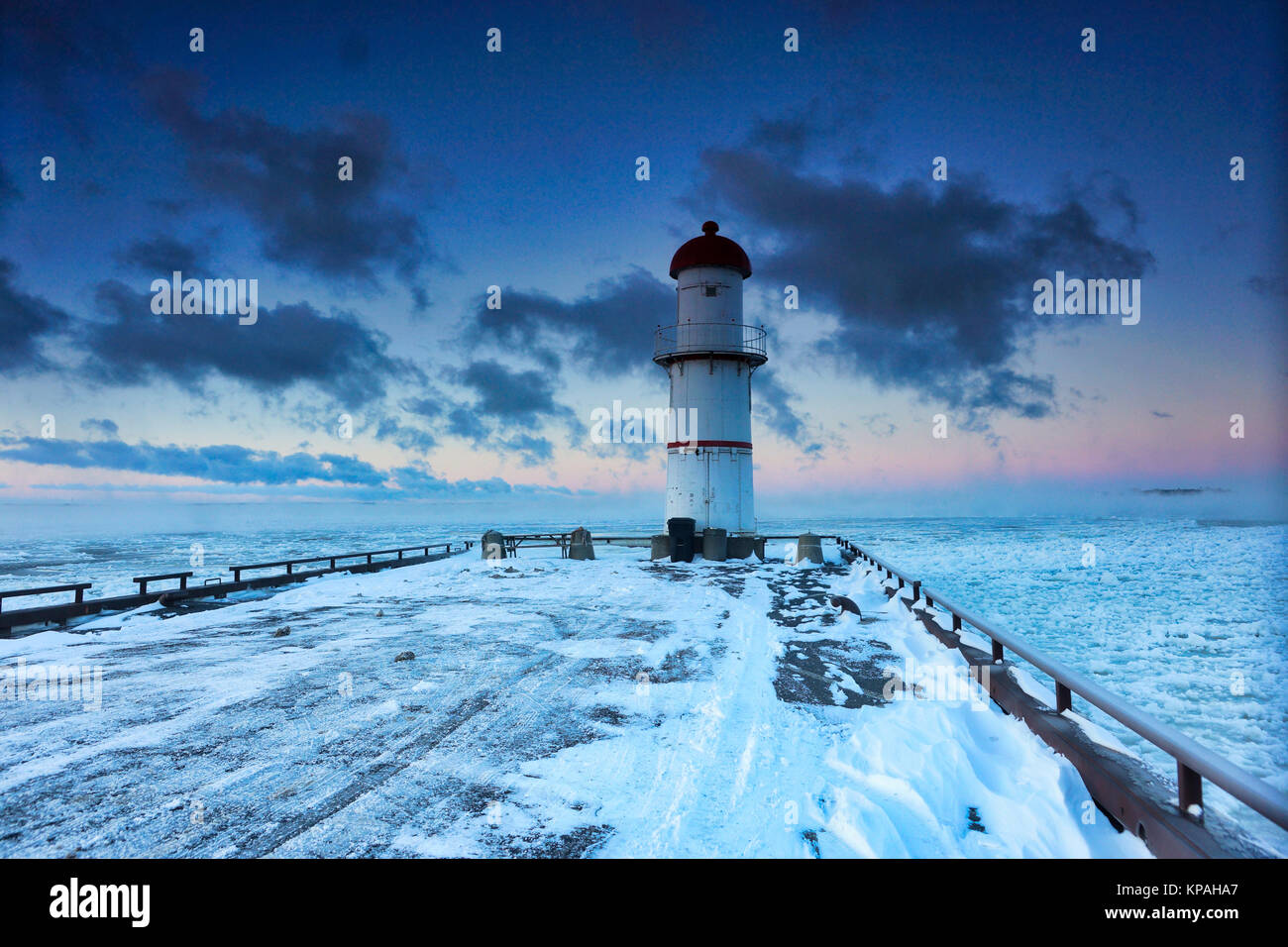 Montreal, Canada, 14 Dicembre,2017.porto la luce alla fine di un molo in inverno.Credit:Mario Beauregard/Alamy Live News Foto Stock