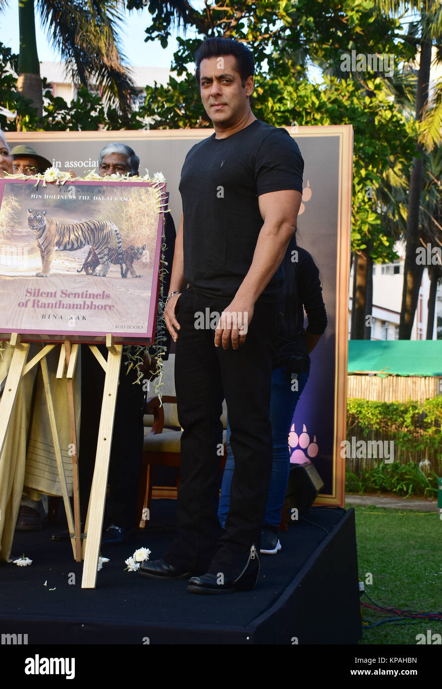 Mumbai, India. Xiii Dec, 2017. Indian film attore Salman Khan lancio Bina Kak libro 'silenzio sentinelle di Ranthambhore' all'hotel Taj Lands End in Mumbai. Credito: SOPA/ZUMA filo/Alamy Live News Foto Stock