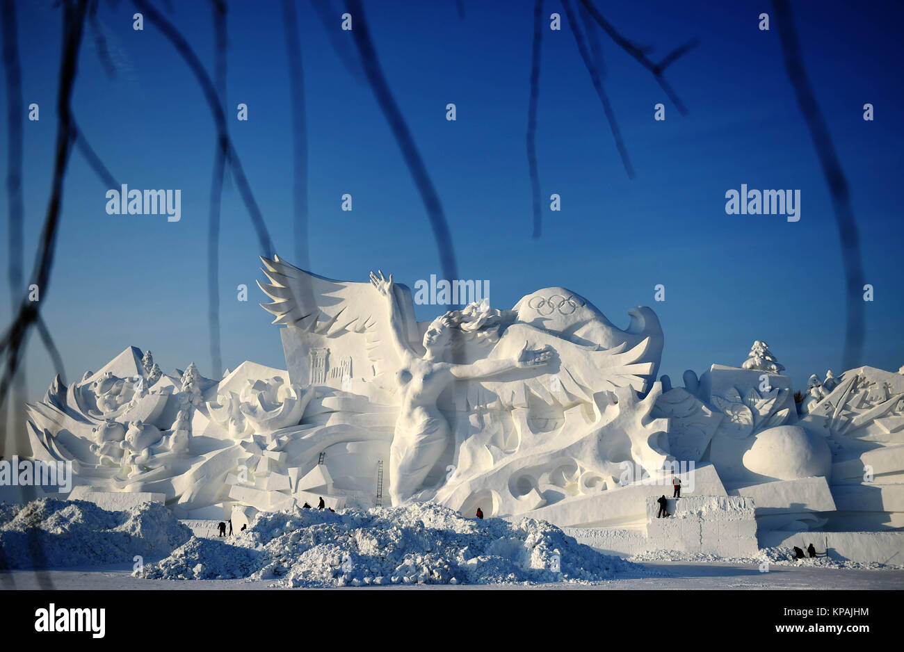 Harbin, la Cina della Provincia di Heilongjiang. Xiv Dic, 2017. Scultori lavorare su una scultura di neve che offre un 35-metro-tall woman in Sun Island Scenic Area di Harbin, a nord-est della Cina di Provincia di Heilongjiang, Dic 14, 2017. Credito: Wang Jianwei/Xinhua/Alamy Live News Foto Stock