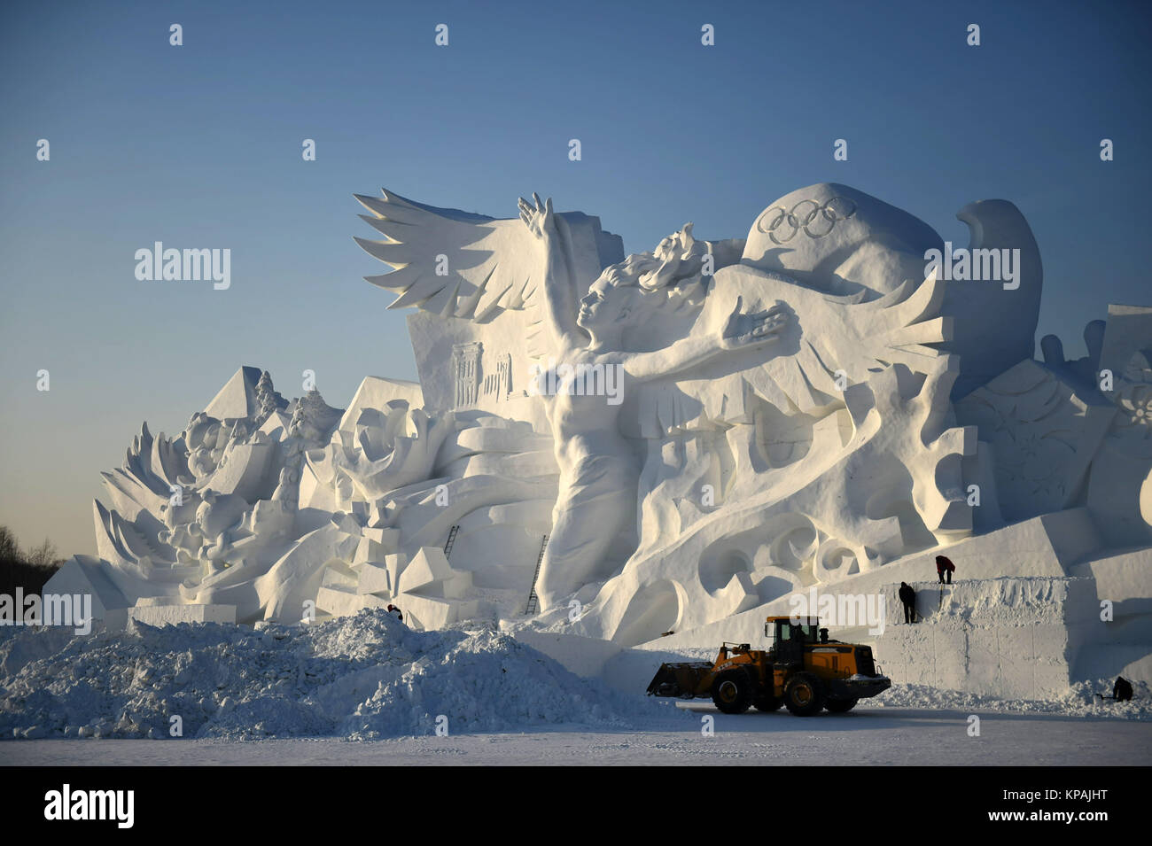 Harbin, la Cina della Provincia di Heilongjiang. Xiv Dic, 2017. Scultori lavorare su una scultura di neve che offre un 35-metro-tall woman in Sun Island Scenic Area di Harbin, a nord-est della Cina di Provincia di Heilongjiang, Dic 14, 2017. Credito: Wang Jianwei/Xinhua/Alamy Live News Foto Stock