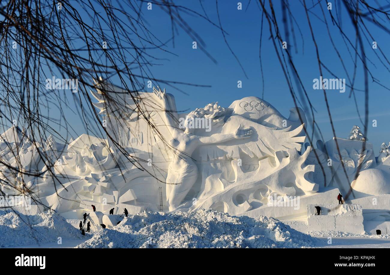 Harbin, la Cina della Provincia di Heilongjiang. Xiv Dic, 2017. Scultori lavorare su una scultura di neve che offre un 35-metro-tall woman in Sun Island Scenic Area di Harbin, a nord-est della Cina di Provincia di Heilongjiang, Dic 14, 2017. Credito: Wang Jianwei/Xinhua/Alamy Live News Foto Stock