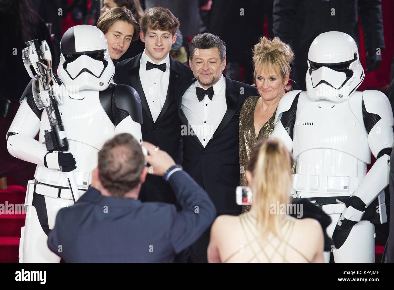 Andy Serkis, sua moglie Loraine Ashbourne e i suoi figli Sonny Serkis e Louis Serkis frequentare la "Star Wars: ultimi Jedi' premiere europeo al Royal Albert Hall il 12 dicembre 2017 a Londra, Gran Bretagna. | Utilizzo di tutto il mondo Foto Stock