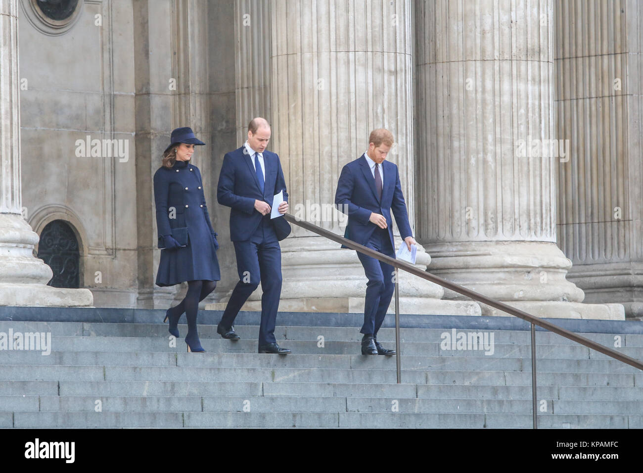 Londra, Regno Unito. Xiv Dic, 2014. Il Duca e la Duchessa di Cambridge e il principe Harry lasciare Saint Paul Cathedral alla fine del National Memorial service in onore delle vittime della torre Grenfell disastro incendio nella zona ovest di Londra il 14 giugno 2017. Credito: amer ghazzal/Alamy Live News Foto Stock