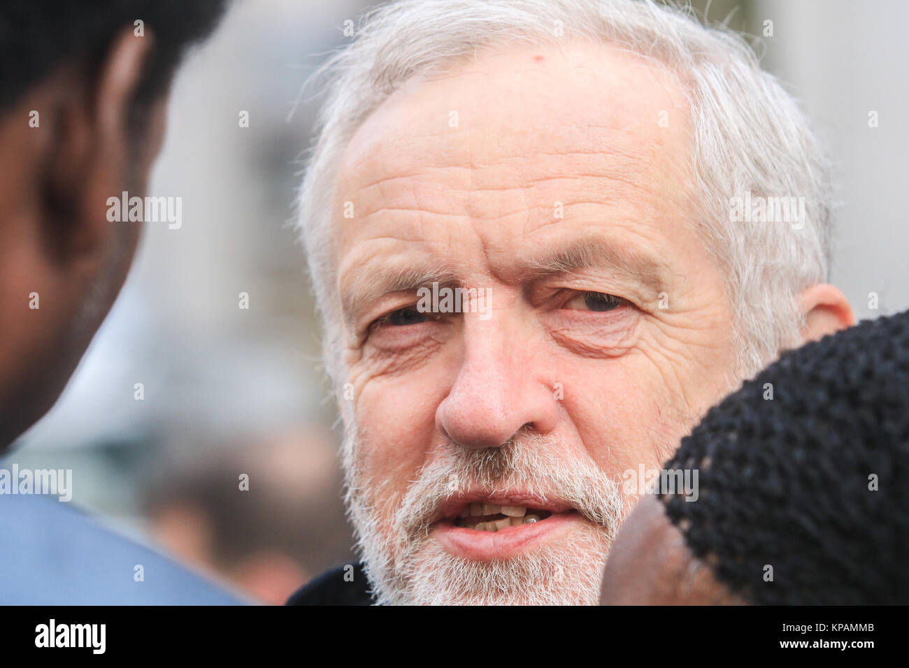 Londra, Regno Unito. Xiv Dic, 2014. Leader laburista Jeremy Corbyn comfort familiari della torre Grenfell disastro incendio a Saint Paul cathedral national memorial service sei mesi sul credito: amer ghazzal/Alamy Live News Foto Stock