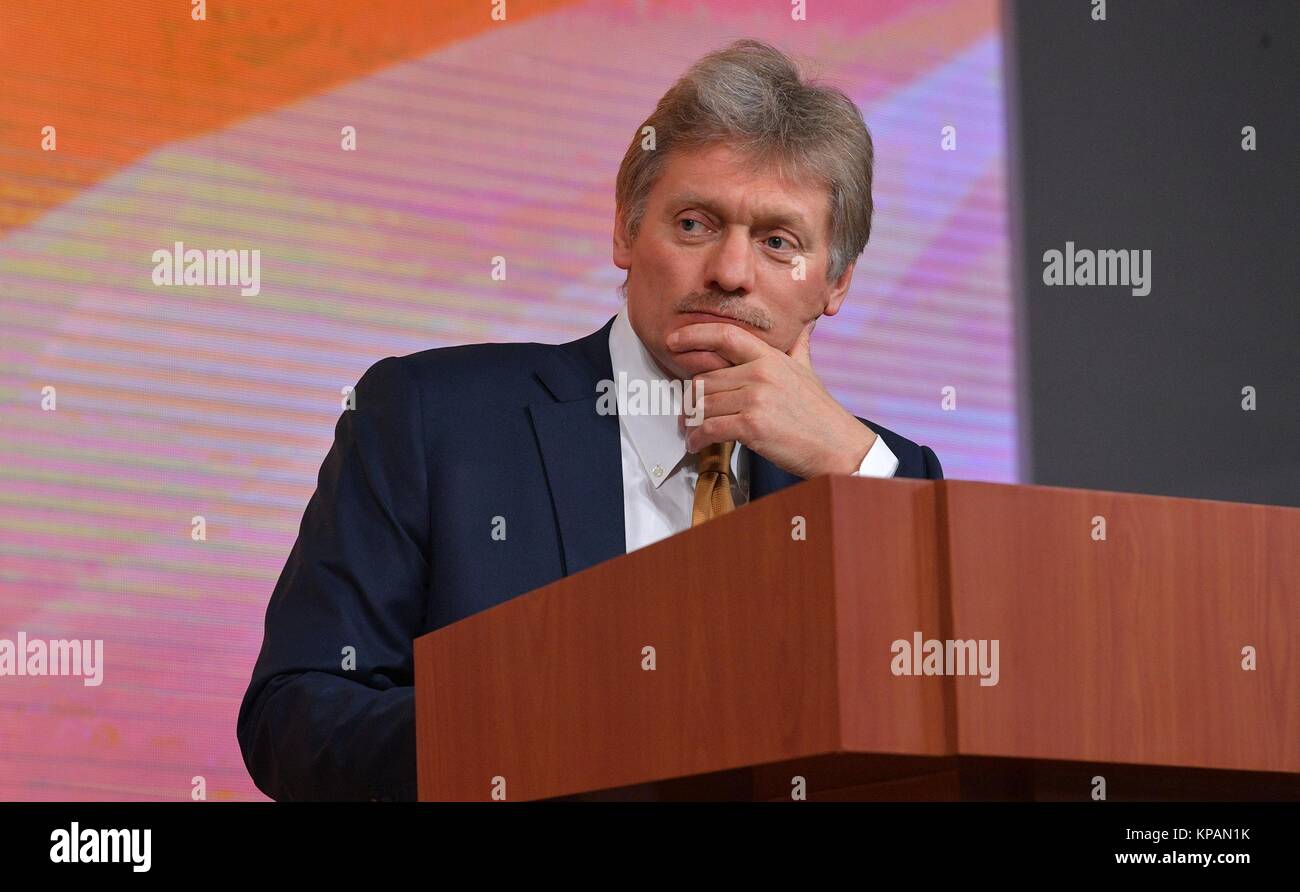 Mosca, Russia. Il 14 dicembre, 2017. Presidenziali russe premere il Segretario Dmitry Peskov durante la conferenza stampa annuale con il Presidente Vladimir Putin al World Trade Center di Krasnaya Presnya Dicembre 14, 2016 a Mosca, in Russia. Putin ha confermato che egli sarà in esecuzione per la rielezione nelle prossime elezioni presidenziali. Credito: Planetpix/Alamy Live News Foto Stock