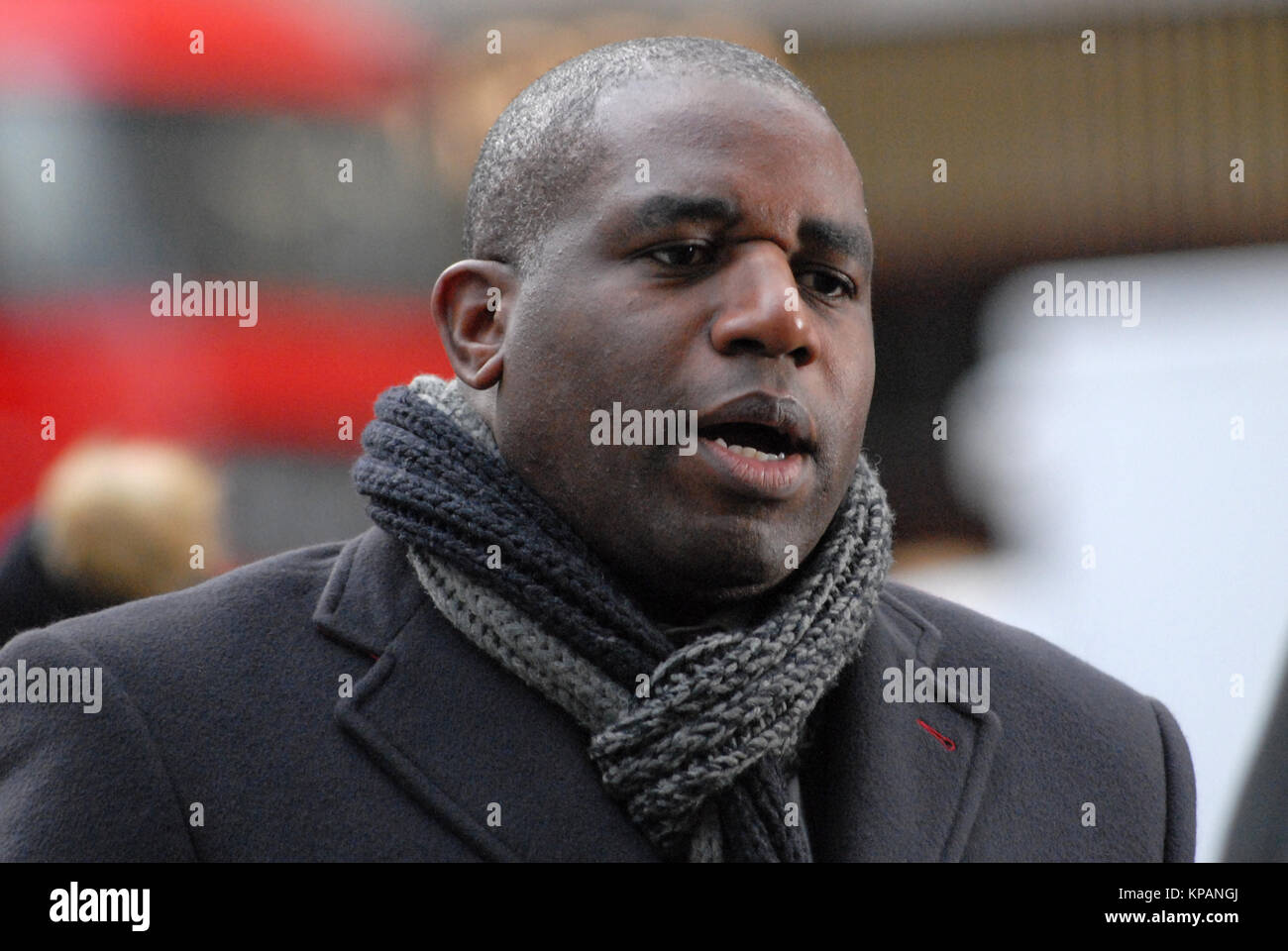 Londra, Regno Unito. Xiv Dic, 2017. L'Rt Hon David Lammy MP, membro del Parlamento di Tottenham, manodopera MP, lascia la Cattedrale di St Paul dopo aver frequentato la torre Grenfell memoriale di servizio. Credito: JOHNNY ARMSTEAD/Alamy Live News Foto Stock