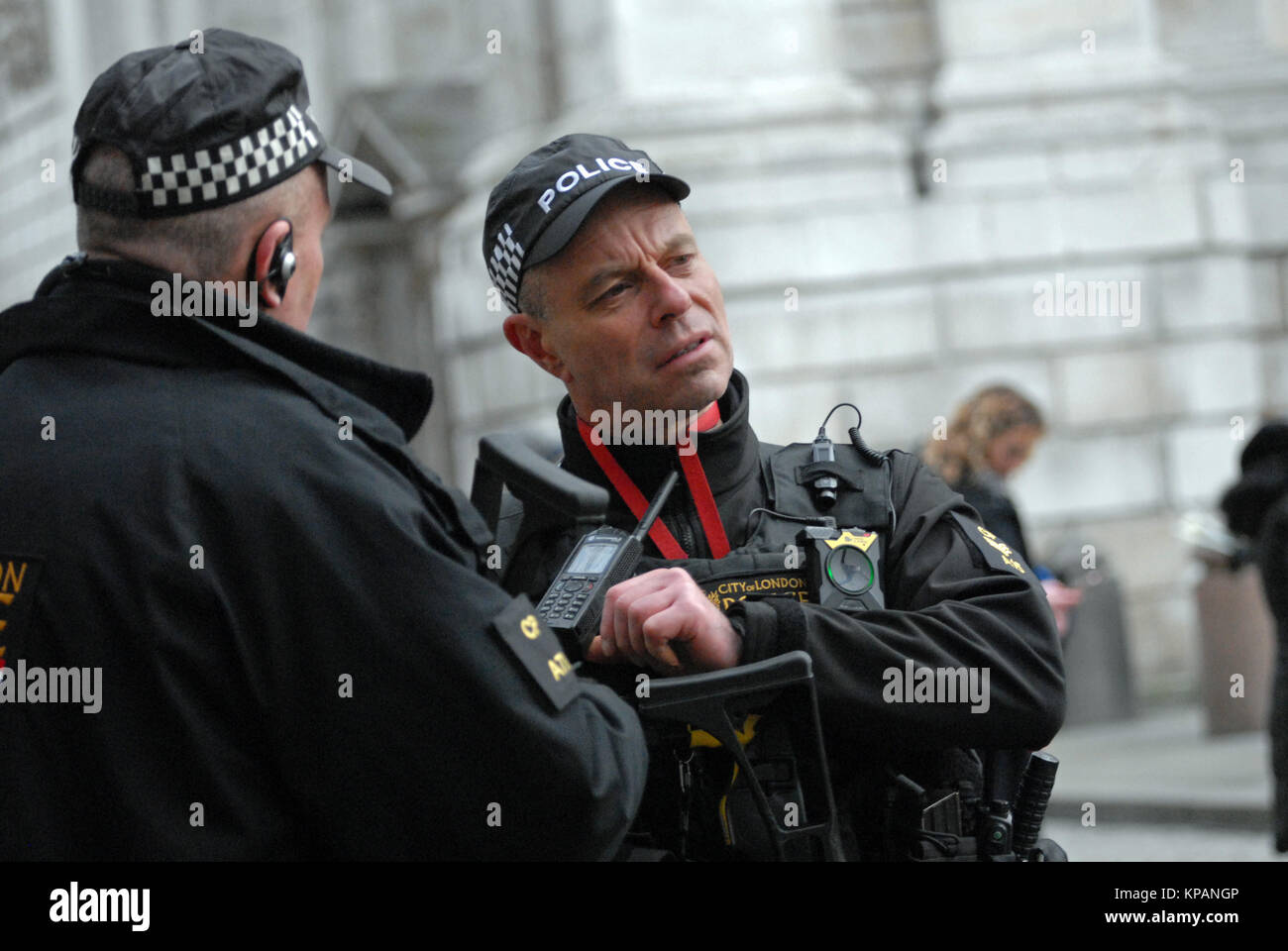 Londra, Regno Unito. Xiv Dic, 2017. Alta sicurezza presso la Torre Grenfell memoriale di servizio presso la Cattedrale di St Paul. Credito: JOHNNY ARMSTEAD/Alamy Live News Foto Stock