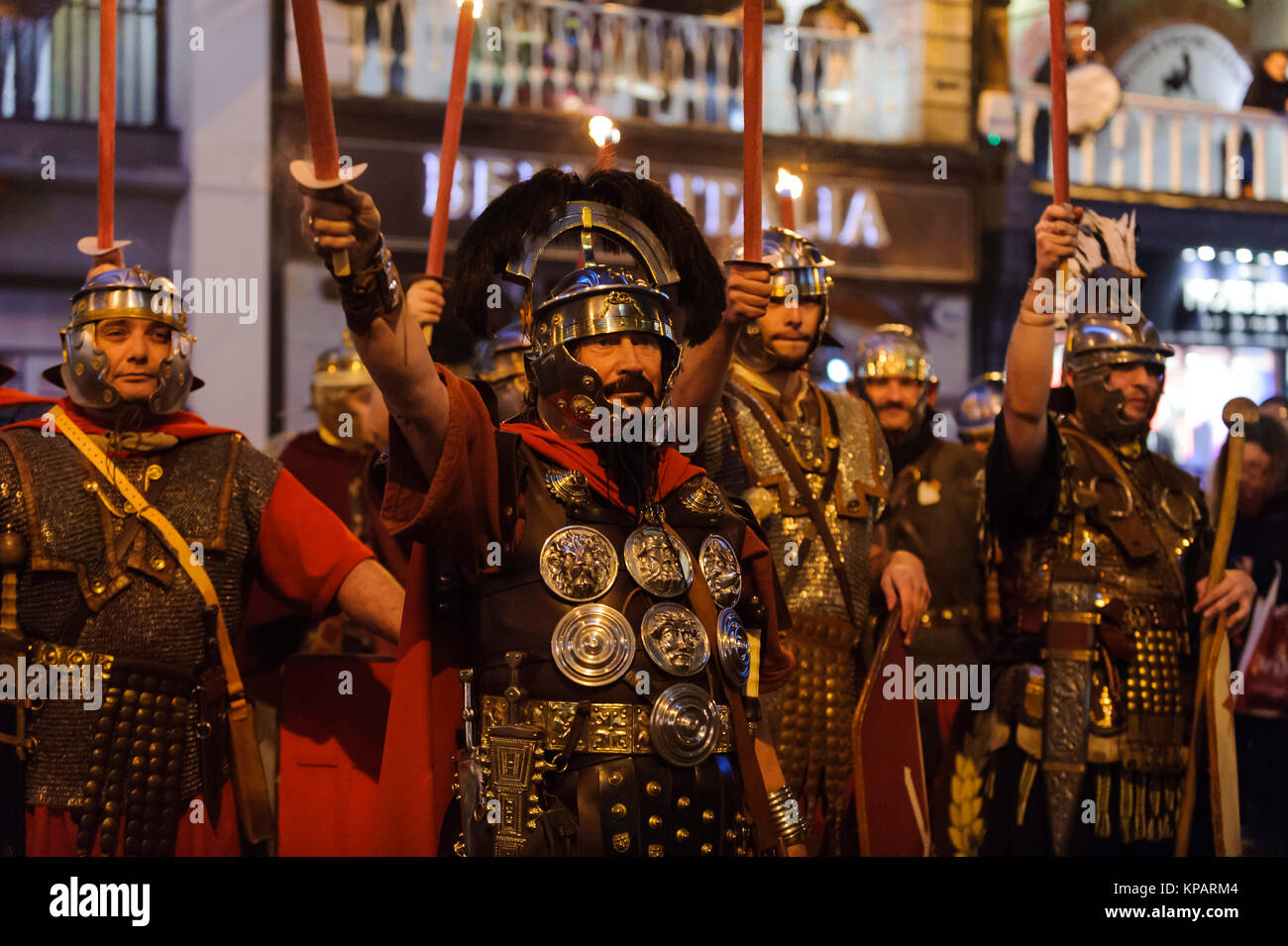 Chester, Regno Unito. Xiv Dic, 2017. Re-enactors celebrare Chester Saturnalia, una fiaccolata tradizionale sfilata Romana celebra il Natale in Chester. Saturnalia era una antica festa romana in onore del dio, Saturno. La processione culmina con i Romani la riunione l'inverno guardate Credito: Paolo Warburton/Alamy Live News Foto Stock