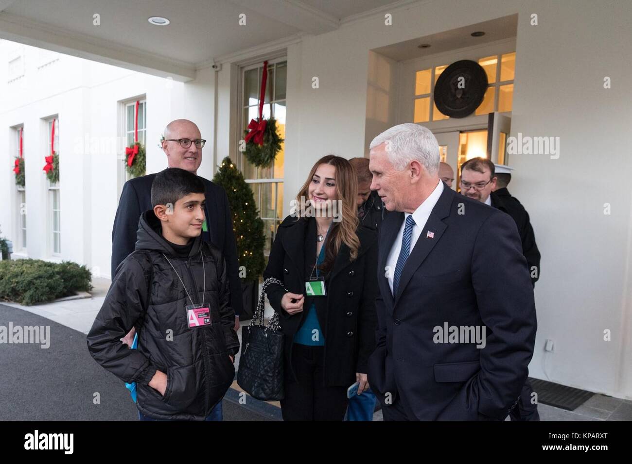 Stati Uniti Vice Presidente Mike Pence, a destra si incontra con 12-anno-vecchio Noeh, alla Casa Bianca, 14 dicembre 2017 a Washington, DC. Noeh è un iracheno ragazzo cristiano la cui casa è stata distrutta da uno Stato islamico in Ninive pianure dell'Iraq. Foto Stock