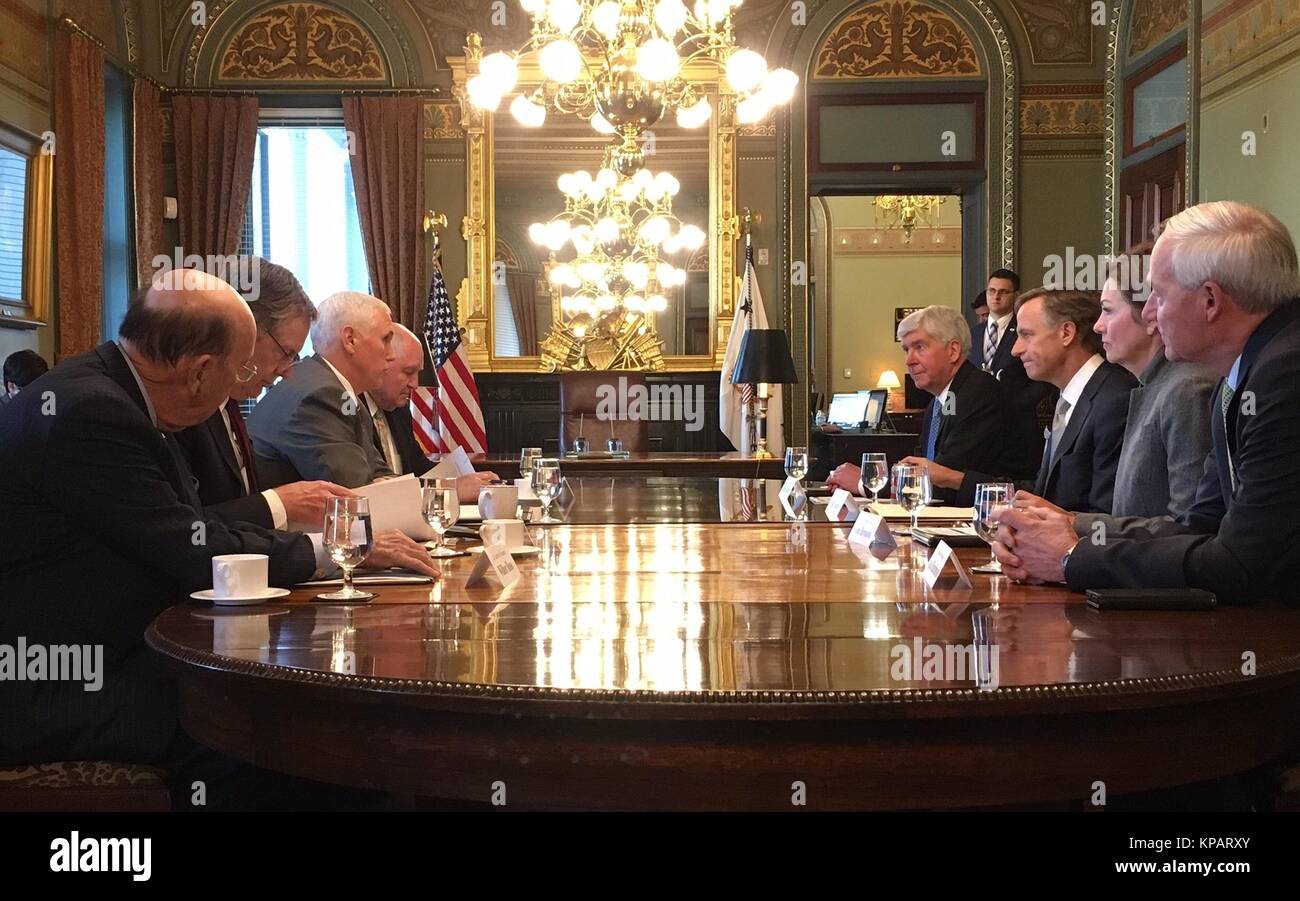 Washington DC, Stati Uniti d'America. Xiv Dic, 2017. Stati Uniti Vice Presidente Mike Pence, a sinistra si incontra con altre tre governatori repubblicano per discutere di questioni economiche alla Casa Bianca, 14 dicembre 2017 a Washington, DC. Il gruppo comprendeva Govs. Asa Hutchinson di Arkansas, Rick Snyder del Michigan e Kim Reynolds di Iowa. Credito: Planetpix/Alamy Live News Foto Stock