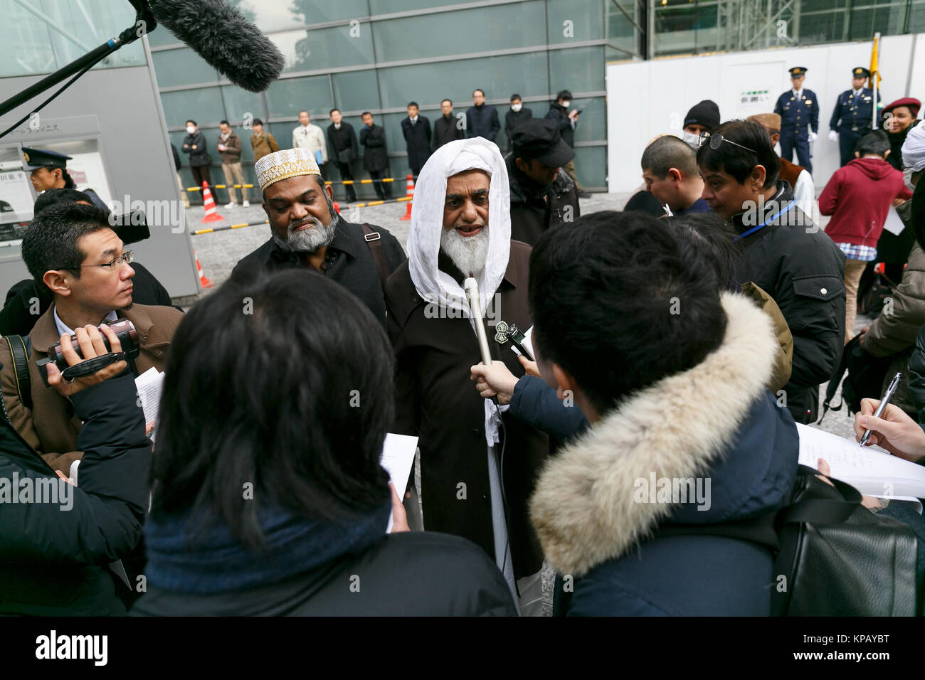 Tokyo, Giappone. Il 15 dicembre, 2017. Raees Siddiqui (C) presidente della società islamica del Giappone risponde alle domande dei giornalisti durante una manifestazione di protesta vicino agli Stati Uniti d'America ambasciata a Tokyo il 15 dicembre 2017, Giappone. I membri della società islamica del Giappone hanno protestato contro il presidente statunitense Donald Trump per la decisione di riconoscere Gerusalemme come capitale di Israele e per spostare l'Ambasciata USA. Credito: Rodrigo Reyes Marin/AFLO/Alamy Live News Foto Stock