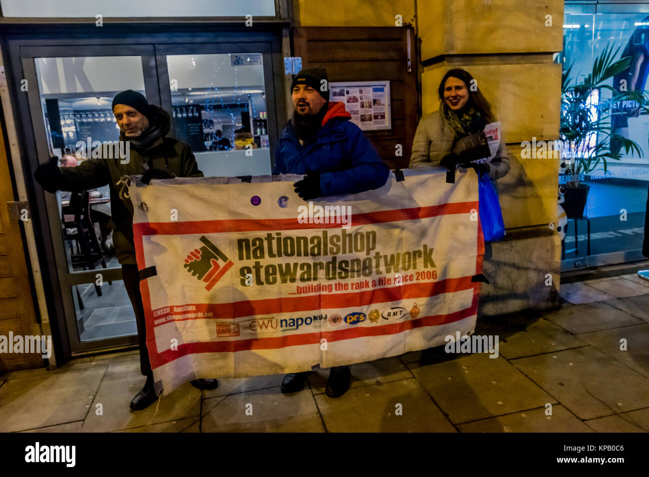 Dicembre 14, 2017 - Londra, Regno Unito. Il 14 dicembre 2017. Un lavoratore tiene un cartello con un preventivo della pellicola alla dimostrazione di solidarietà al di fuori di Hackney Picturehouse, uno dei cinque sale cinematografiche di Londra in cui i lavoratori sono stati nuovamente colpendo a sostegno della loro lunga lotta per vivere a Londra salariale, sull'apertura di Guerre Stellari, film, 'ultimo dei Jedi". Gli scioperanti sono membri del commercio il BECTU unione e come pure un salario di sussistenza sono in lotta per ottenere la loro unione riconosciuta dalla Picturehouse, che è una parte della società multinazionale, Cineworld. L'Hackney Picturehouse scioperanti erano uniti da quelli provenienti da Foto Stock