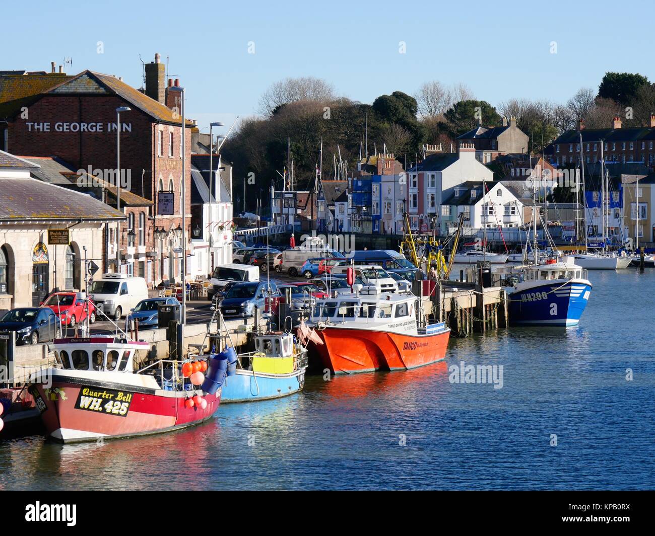 Weymouth Dorset, Regno Unito. 15 dic 2017. Regno Unito Meteo. Un nitido ma fredda giornata di sole sulla costa sud Credito: DTNews/Alamy Live News Foto Stock
