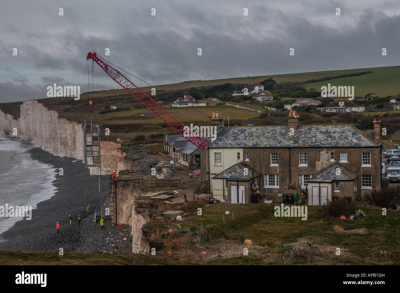 Gioco Di Birling. East Sussex, Regno Unito..15 dicembre 2017..nuovi gradini di accesso alla spiaggia di ricambio presso il sito del National Trust sulla costa meridionale sono stati sollevati in posizione. L'erosione accelerata delle scogliere di gesso ha richiesto lavoro per essere effettuato alcuni anni prima di previsto. Tempo permettendo il lavoro dovrebbe essere completato prima di Natale permettendo l'accesso pubblico alla spiaggia ancora una volta. . Foto Stock