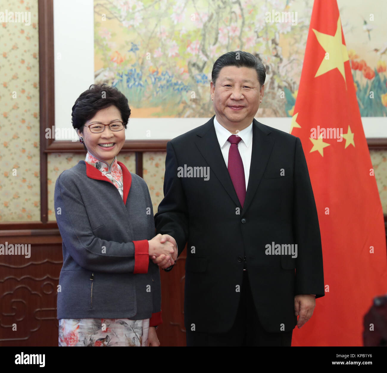 Pechino, Cina. 15 Dic, 2017. Il presidente cinese Xi Jinping (R) si riunisce con la Regione amministrativa speciale di Hong Kong (RASHK) Chief Executive di Lam Cheng Yuet-ngor a Pechino Capitale della Cina, Dic 15, 2017. Lam Cheng Yuet-ngor è a Pechino per segnalare il lavoro del governo della RAS al governo centrale. Credito: Xie Huanchi/Xinhua/Alamy Live News Foto Stock