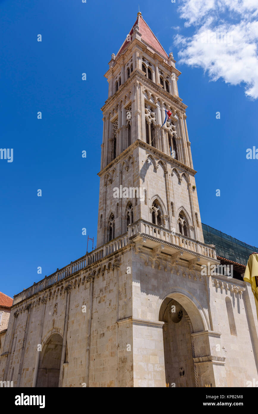Il campanile della cattedrale di San Lorenzo, il centro storico di Traù, Croazia Foto Stock