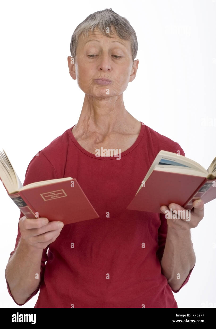 Modello di rilascio, Frau, 60+, mit Buechern - donna, 60 + , con libri Foto Stock